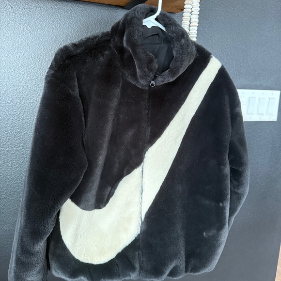 Nike Wonen’s Sportswear faux fur swoosh jacket - Picture 1 of 4